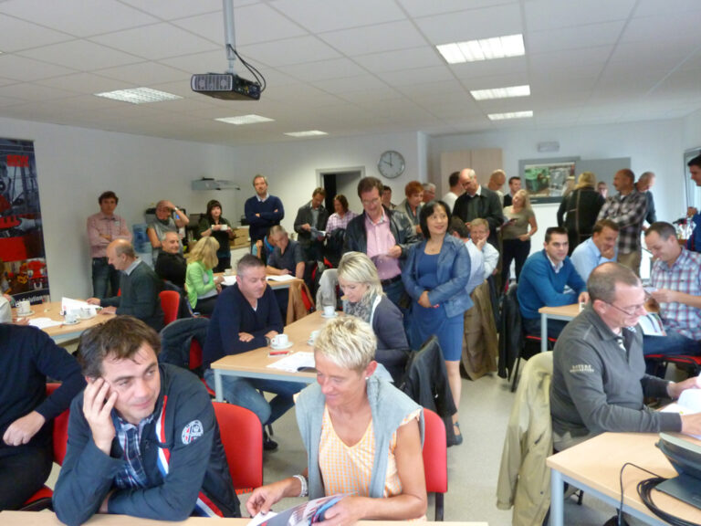 Rallybriefing tijdens een opendeurdag in Marche-en-Famenne