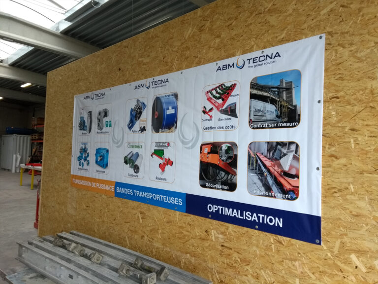 Spandoek om een muur van het nieuwe servicecentrum in Doornik aan te kleden
